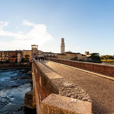 La Finestra Sul Ponte By Postcardsfrom 2* ヴェローナ