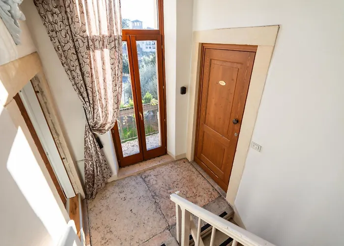 La Finestra Sul Ponte By Postcardsfrom Bed and breakfast