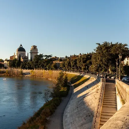 فندق مبيت وإفطار La Finestra Sul Ponte By Postcardsfrom