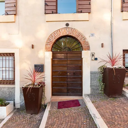 La Finestra Sul Ponte By Postcardsfrom Bed and Breakfast Βερόνα