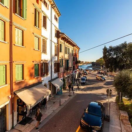 Bed and Breakfast La Finestra Sul Ponte By Postcardsfrom Βερόνα