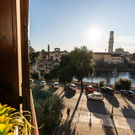 La Finestra Sul Ponte By Postcardsfrom Bed and Breakfast 2*