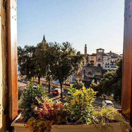 La Finestra Sul Ponte By Postcardsfrom Bed and Breakfast Βερόνα