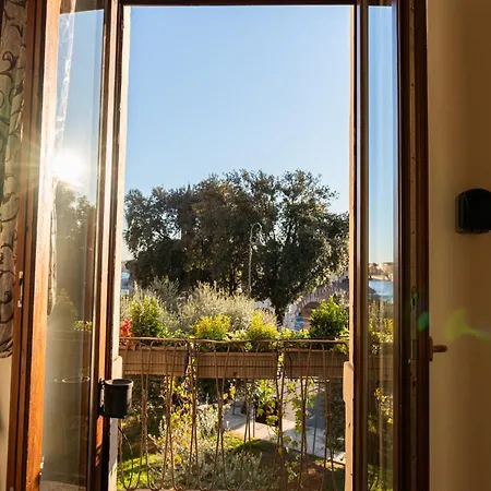 La Finestra Sul Ponte By Postcardsfrom Bed & Breakfast Verona