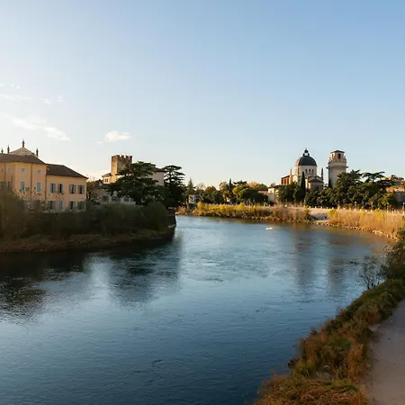 La Finestra Sul Ponte By Postcardsfrom Bed and Breakfast Βερόνα