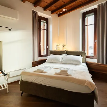 La Finestra Sul Ponte By Postcardsfrom Bed and Breakfast Βερόνα