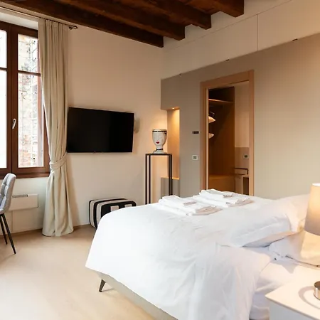 La Finestra Sul Ponte By Postcardsfrom Bed and Breakfast 2*