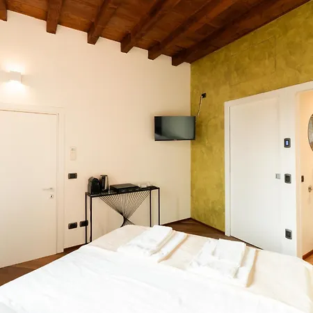 Bed & Breakfast La Finestra Sul Ponte By Postcardsfrom 2*