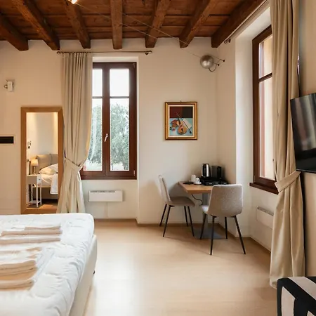 La Finestra Sul Ponte By Postcardsfrom Bed & Breakfast Verona