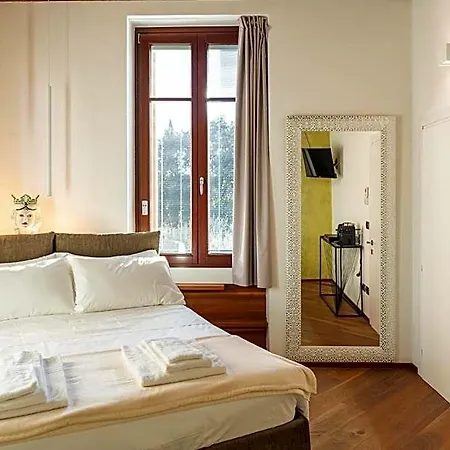 La Finestra Sul Ponte By Postcardsfrom Bed & Breakfast