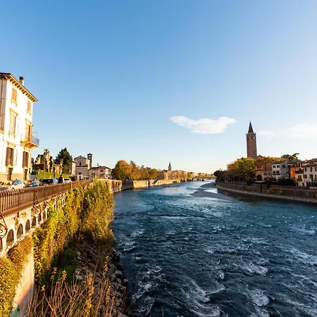 לינה וארוחת בוקר La Finestra Sul Ponte By Postcardsfrom ורונה