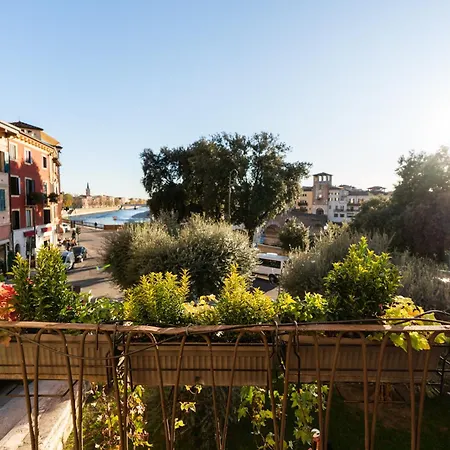 La Finestra Sul Ponte By Postcardsfrom Bed and breakfast