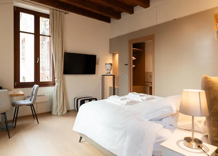 La Finestra Sul Ponte By Postcardsfrom Bed & Breakfast 4*