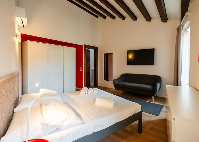 La Finestra Sul Ponte By Postcardsfrom ורונה