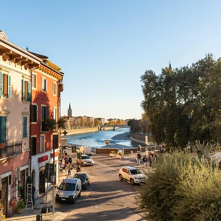 ベッド・アンド・ブレックファスト La Finestra Sul Ponte By Postcardsfrom 4*